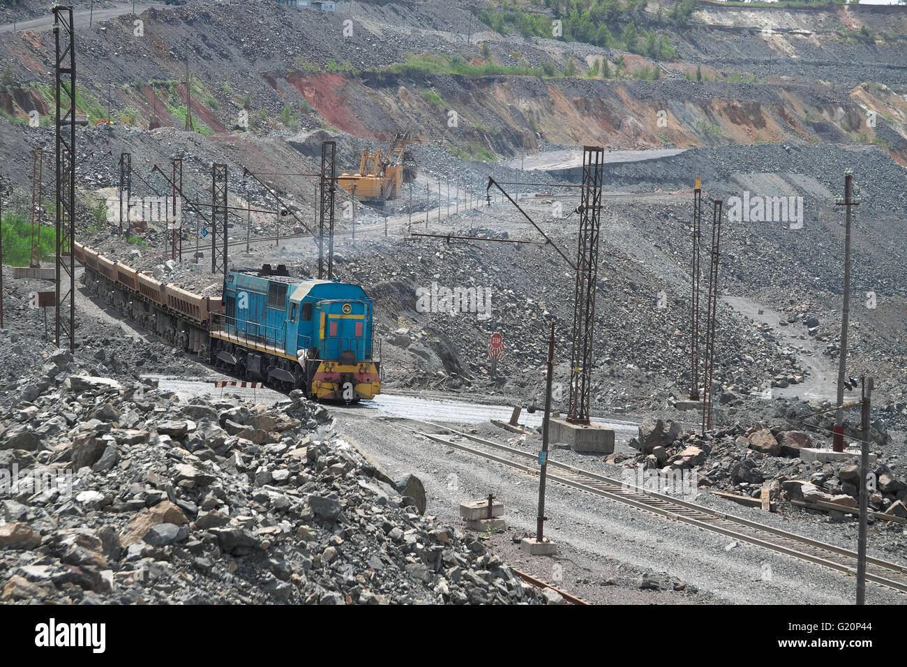 Cargo train transportant le minerai de fer de l'exploitation minière à ciel ouvert Banque D'Images