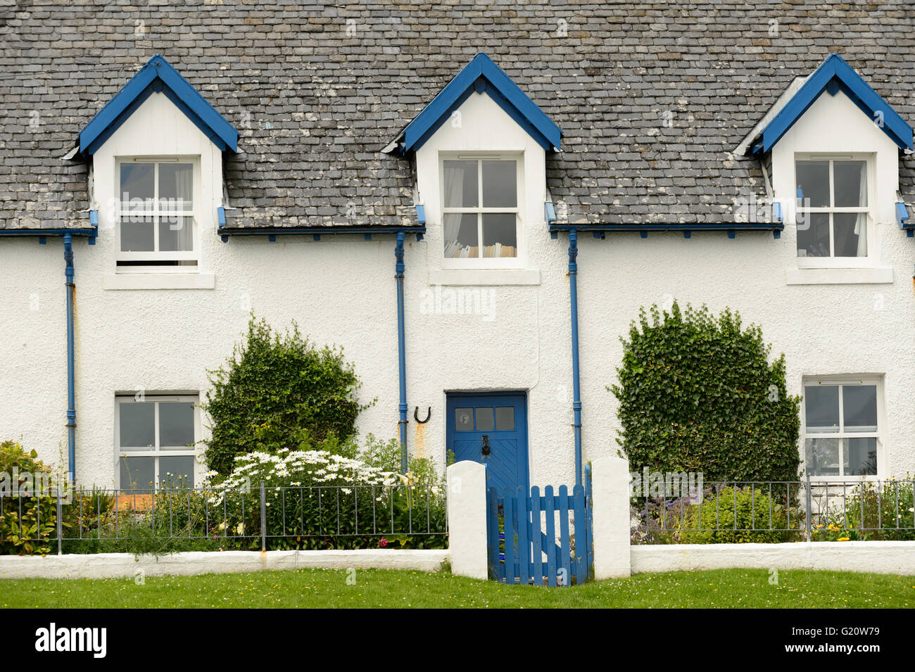 Maisons blanches et bleues sur l'île d'Iona, Ecosse Banque D'Images