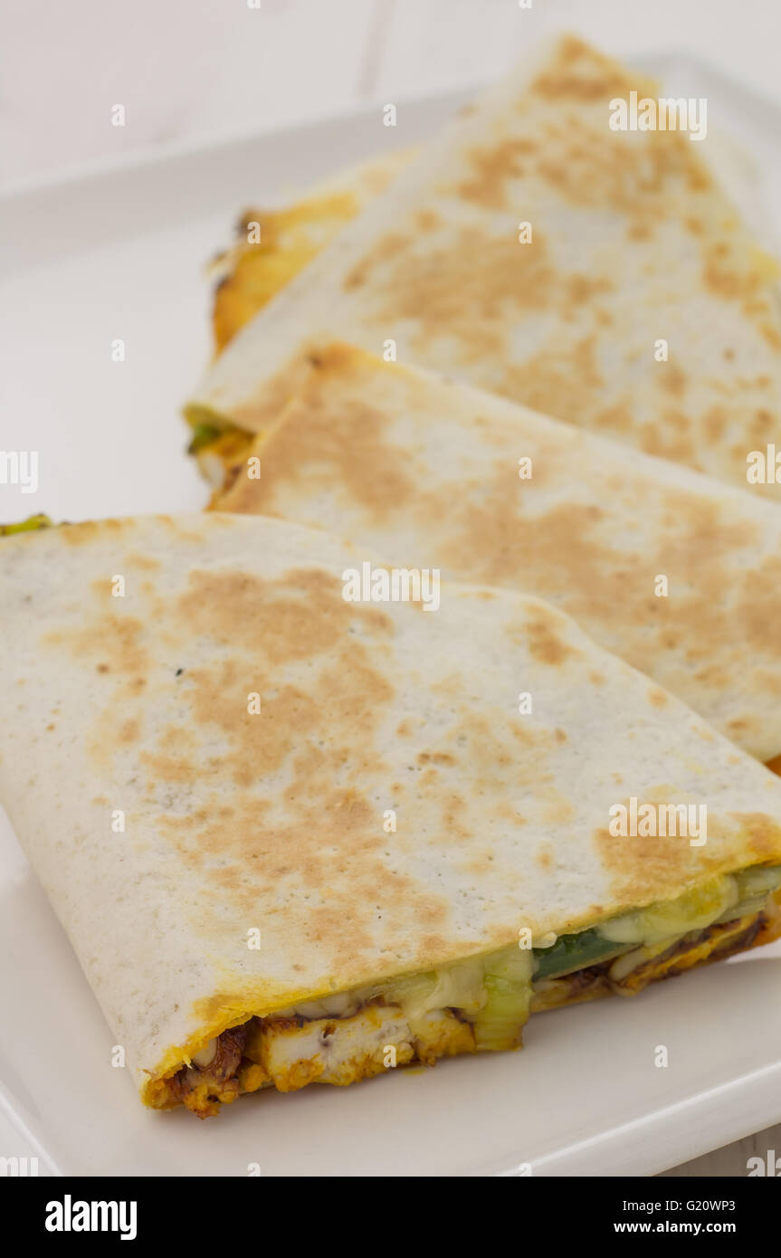 Mexican quesadillas au poulet, haricots verts et le poireau sur une plaque blanche Banque D'Images