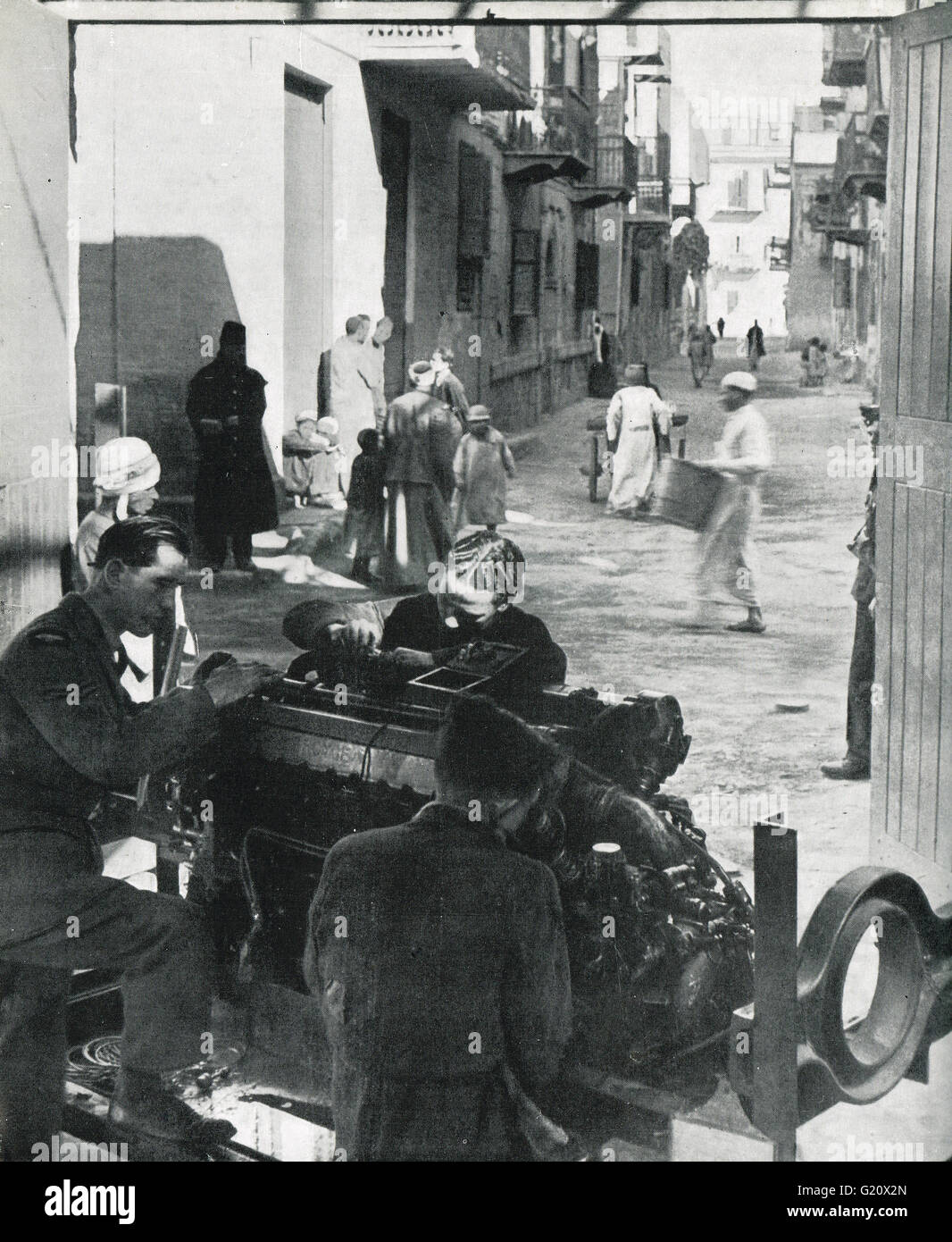 Maintenance des avions de la RAF dans les rues du Caire au cours de la SECONDE GUERRE MONDIALE vers 1942-1943 Banque D'Images Maintenance des avions de la RAF dans les rues du Caire au cours de la SECONDE GUERRE MONDIALE vers 1942-1943 Banque D'Images