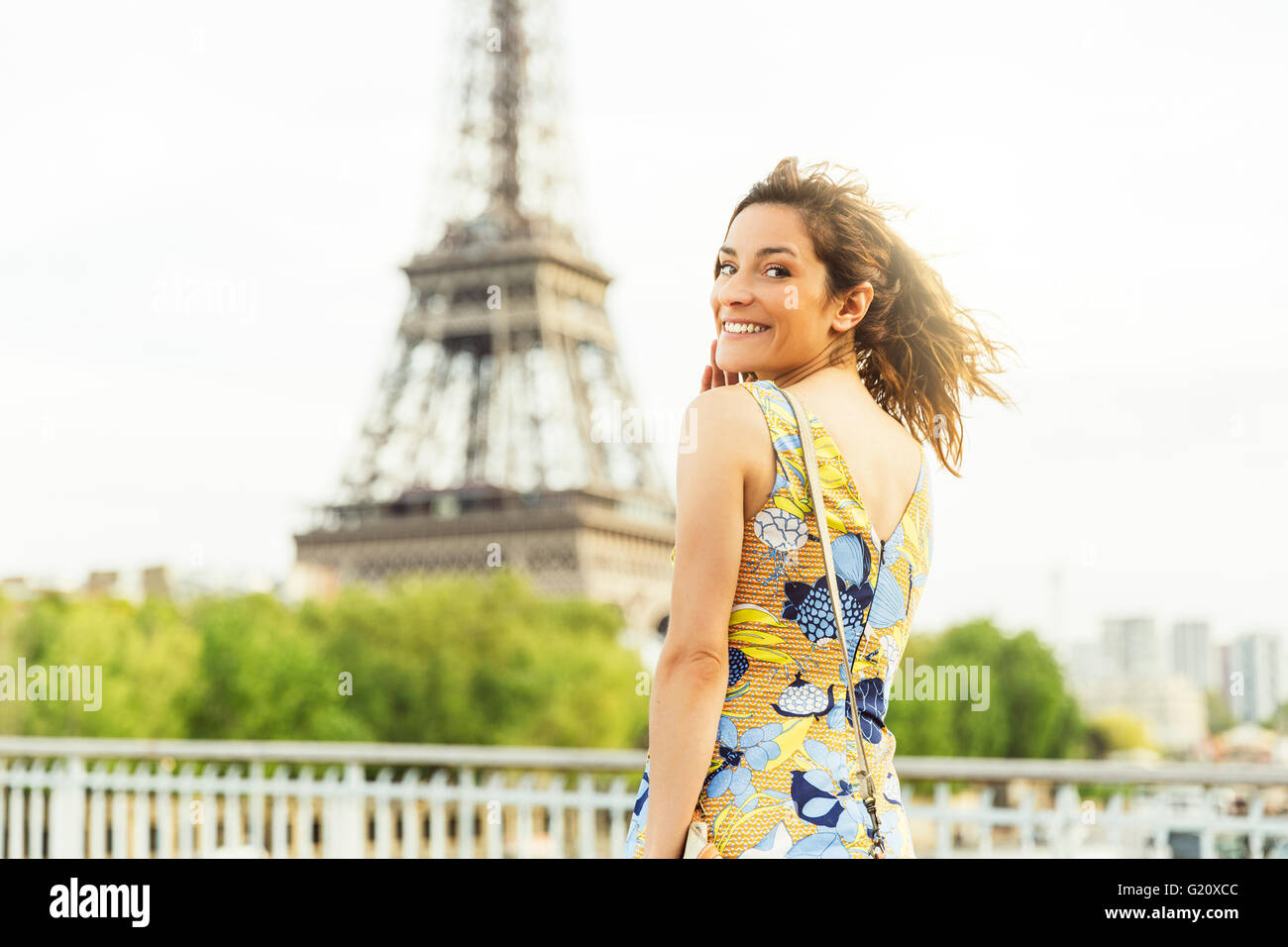 Jeune femme en visite à Paris Banque D'Images