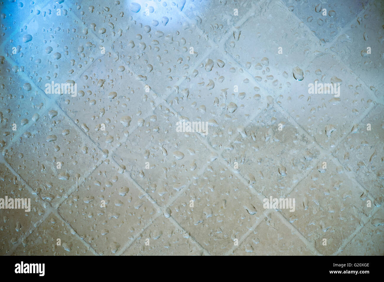 Les gouttelettes d'eau sur une fenêtre de la salle de bain Banque D'Images