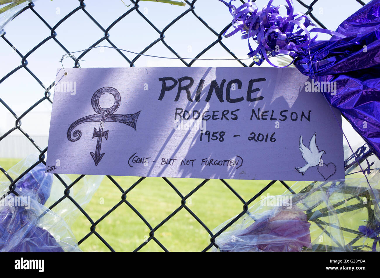 Prince Rogers Nelson 1958-2016 'disparu, mais pas oublié' 'Love Symbol' poster. Paisley Park Studios Chanhassen Minnesota MN USA Banque D'Images