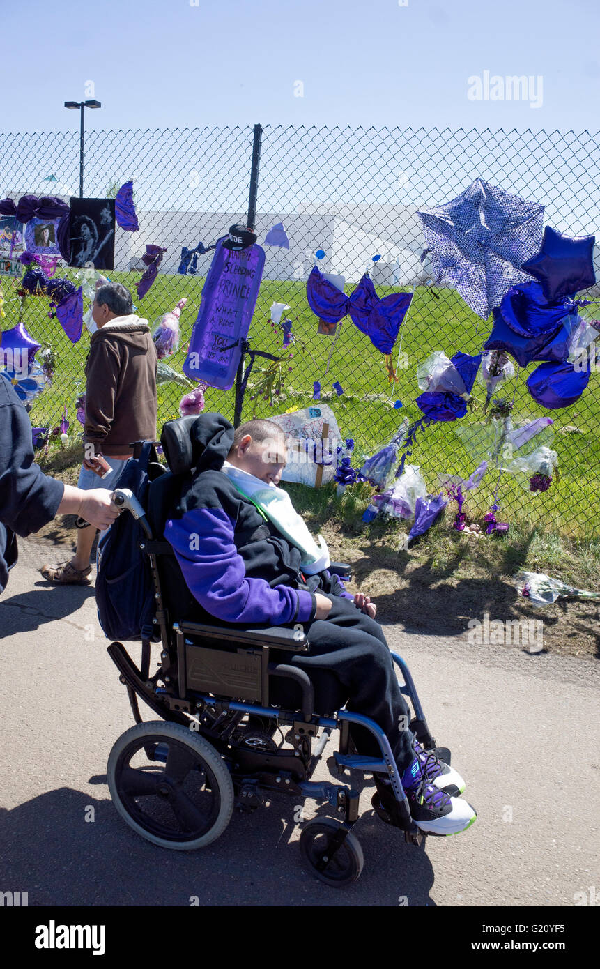Homme handicapé en fauteuil roulant en hommage au Prince au memorial clôture. Paisley Park Studios Chanhassen Minnesota MN USA Banque D'Images