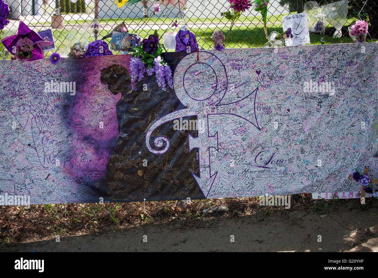 Grande bannière memorial avec le Prince, son symbole d'amour et de notes d'appréciation. Paisley Park Chanhassen Minnesota MN USA Banque D'Images