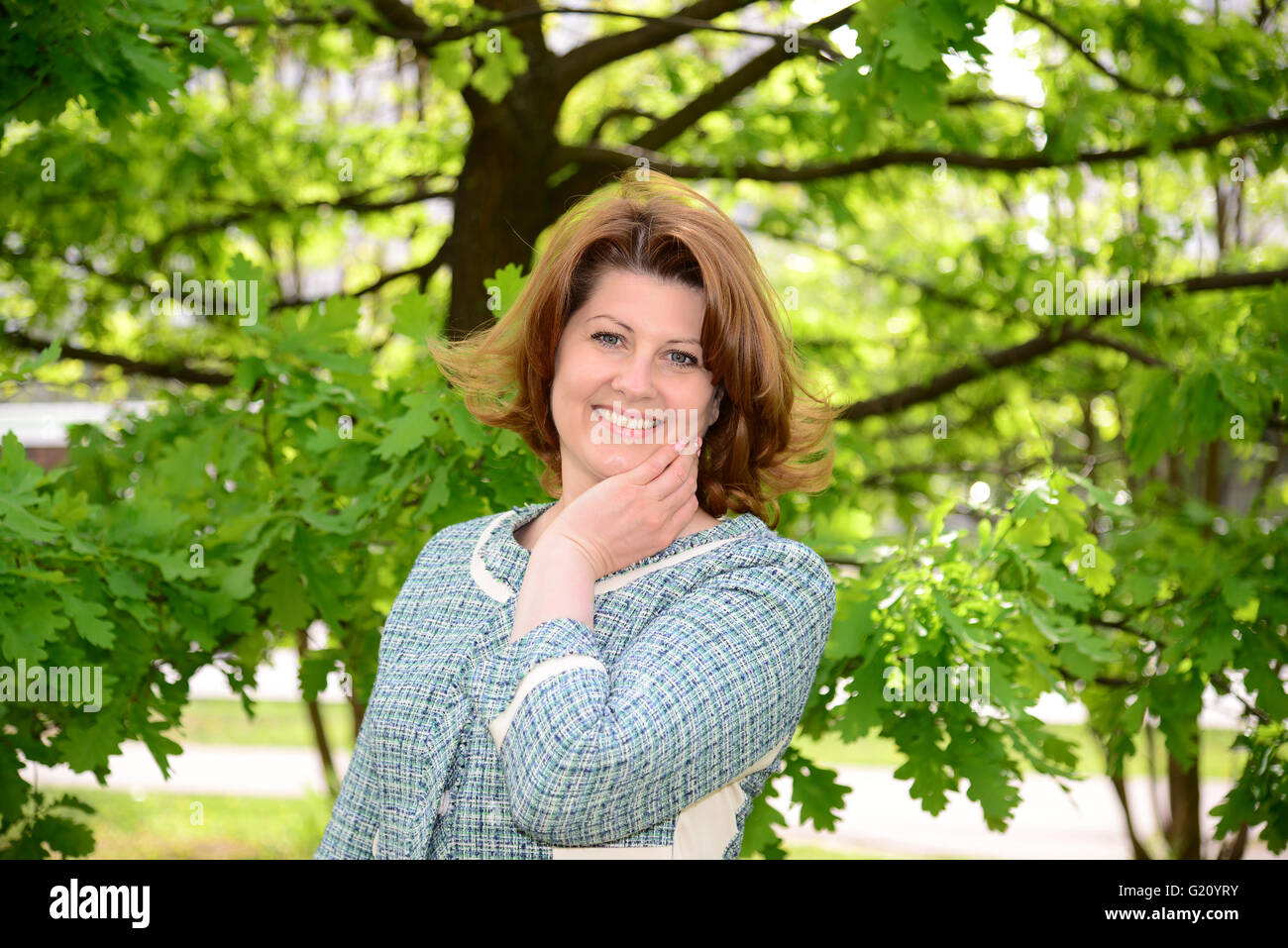 Portrait de femme russe près de oak Banque D'Images