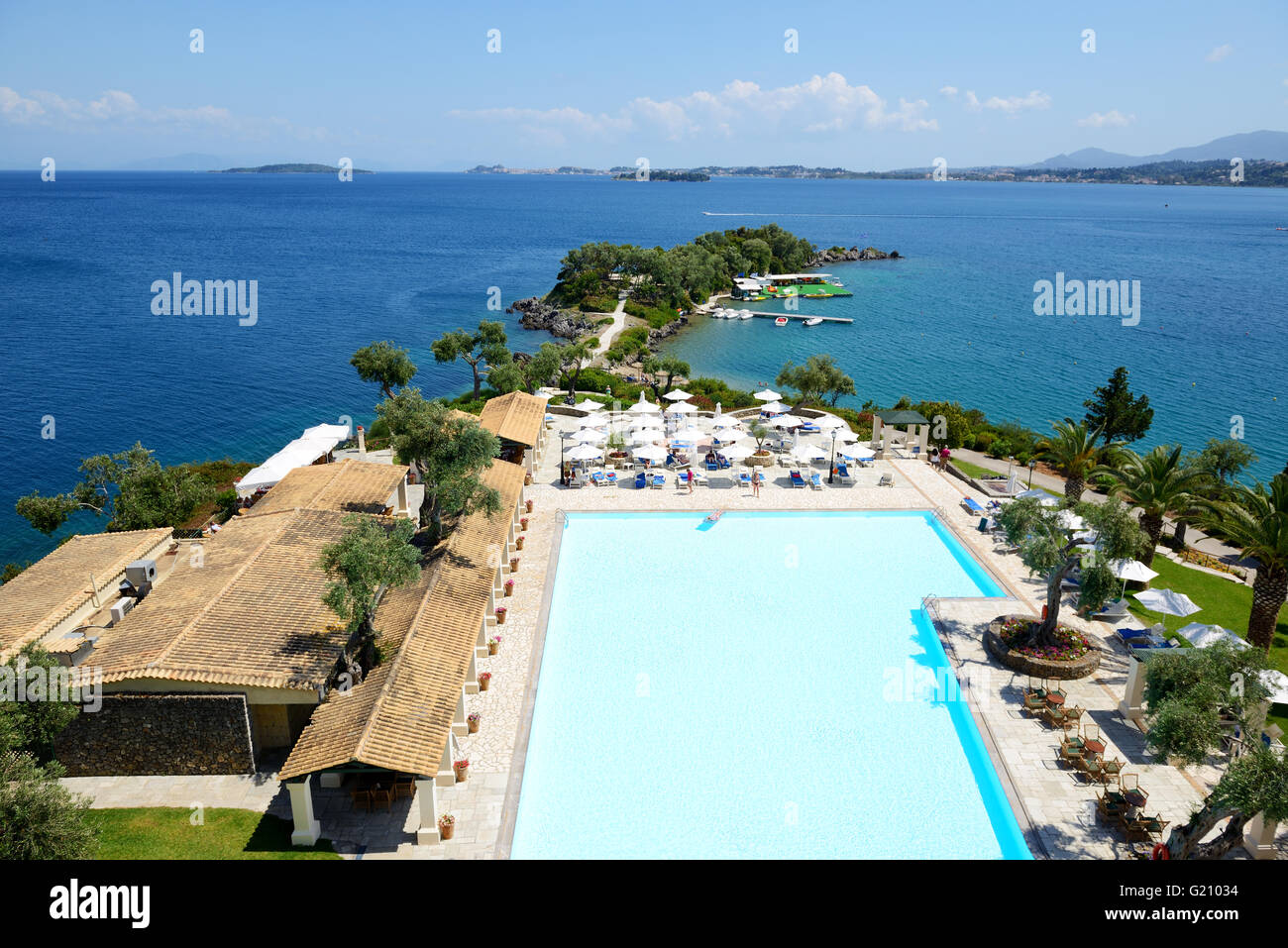 Le restaurant et la piscine près de la plage à l'hôtel de luxe, Corfou, Grèce Banque D'Images