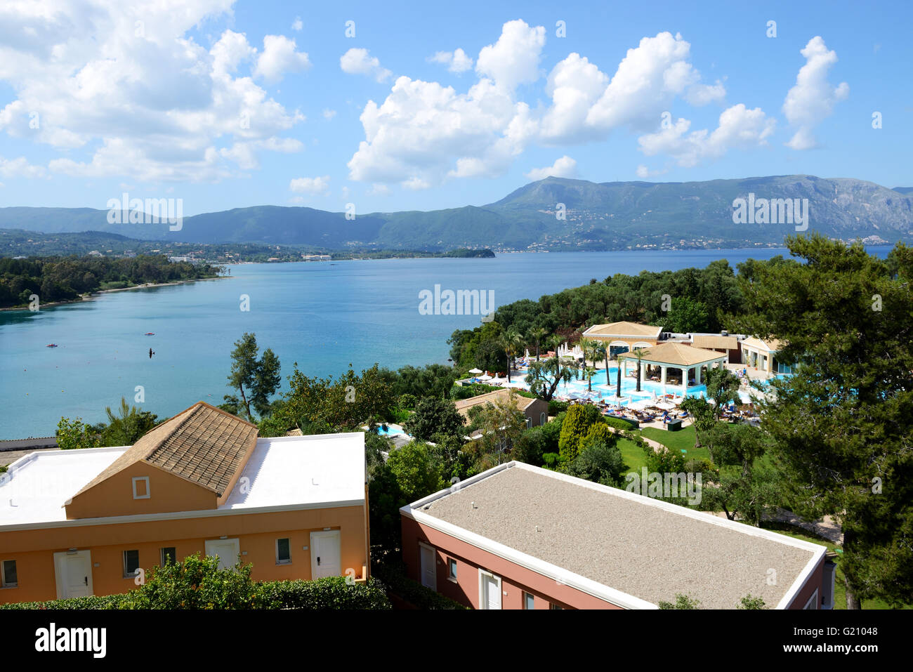 La plage et la piscine de l'hôtel de luxe, Corfou, Grèce Banque D'Images