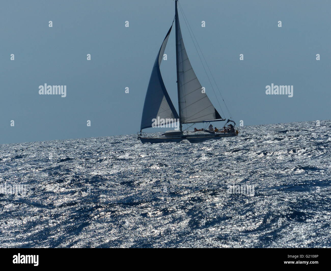 Bateau à voile plus petite négocie mer agitée Banque D'Images