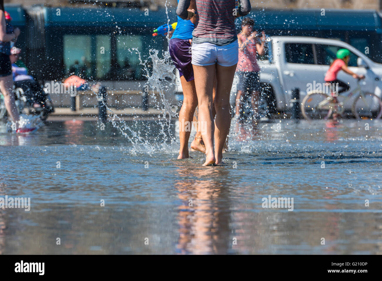 Les gens s'amuser dans un miroir en face de la fontaine Place de la Bourse à Bordeaux, France Banque D'Images