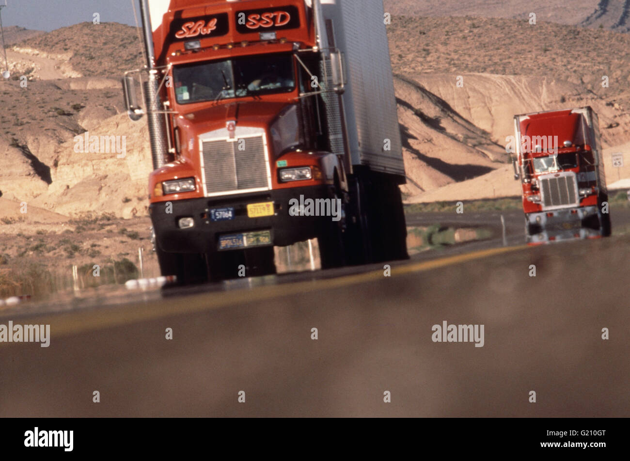 Camions roulant vers le bas l'Interstate 15 près de Las Vegas, Nevada. Cette image a été tourné avec téléobjectif 400 mm Banque D'Images
