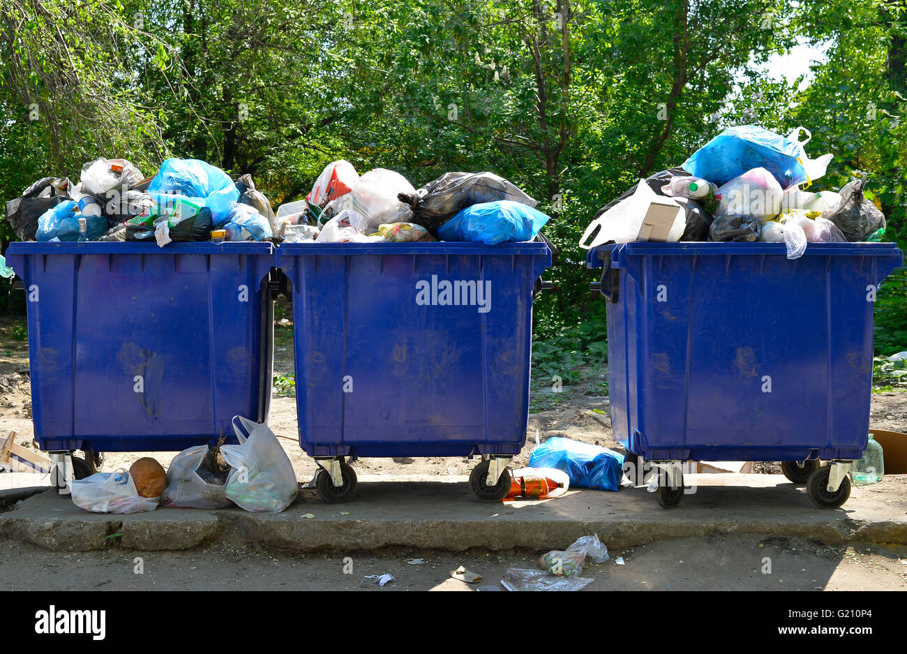 Déborder les poubelles avec les ordures ménagères dans la ville Banque D'Images