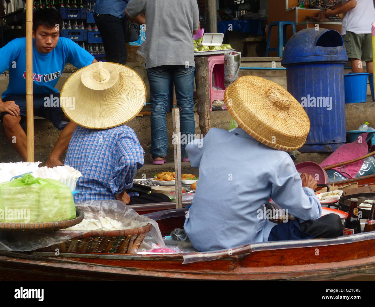 Thaïlande - Bangkok. Marché flottant qui est situé à environ 80 kilomètres du centre vise les touristes à acheter diverses marchandises un Banque D'Images