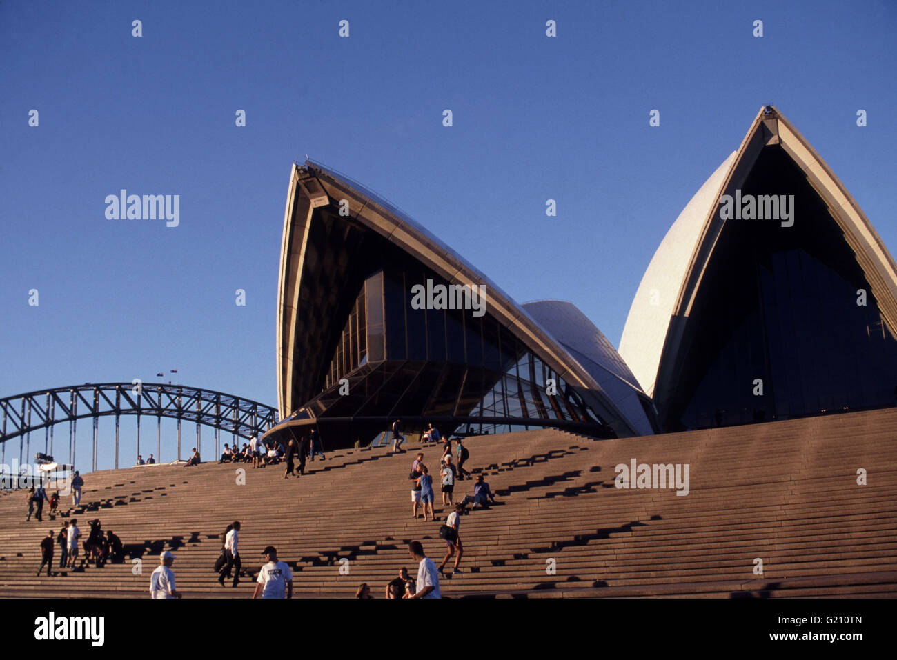 Visiteurs ornent les marches de l'Opéra de Sydney conçu par l'architecte Jorn Utzon, à Sydney, Nouvelle-Galles du Sud, Australie. Banque D'Images