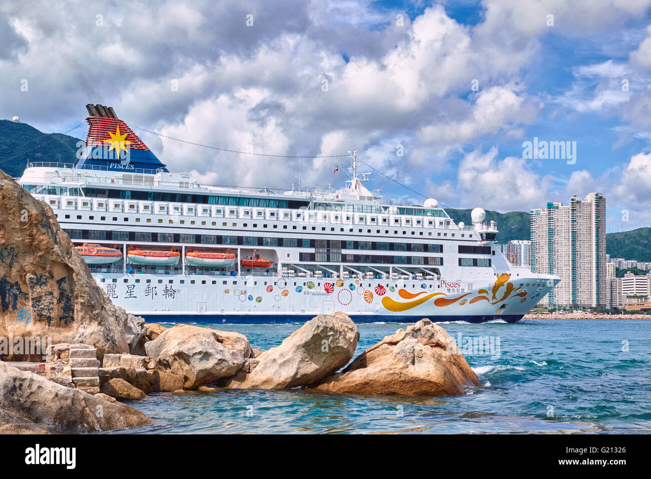 Le navire de croisière Star poissons entrant dans le port de Victoria à Hong Kong le 1 août 2015. Banque D'Images