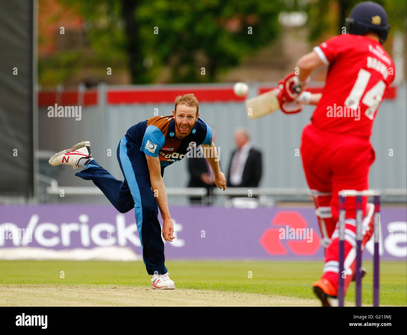 Old Trafford, Manchester, Royaume-Uni. 21 mai, 2016. T20 Natwest Blast. Par rapport à la foudre Lancashire Derbyshire Falcons. Le Derbyshire Falcons bowler Andy Carter atLancashire bols batteur Foudre Karl Brown. Credit : Action Plus Sport/Alamy Live News Banque D'Images