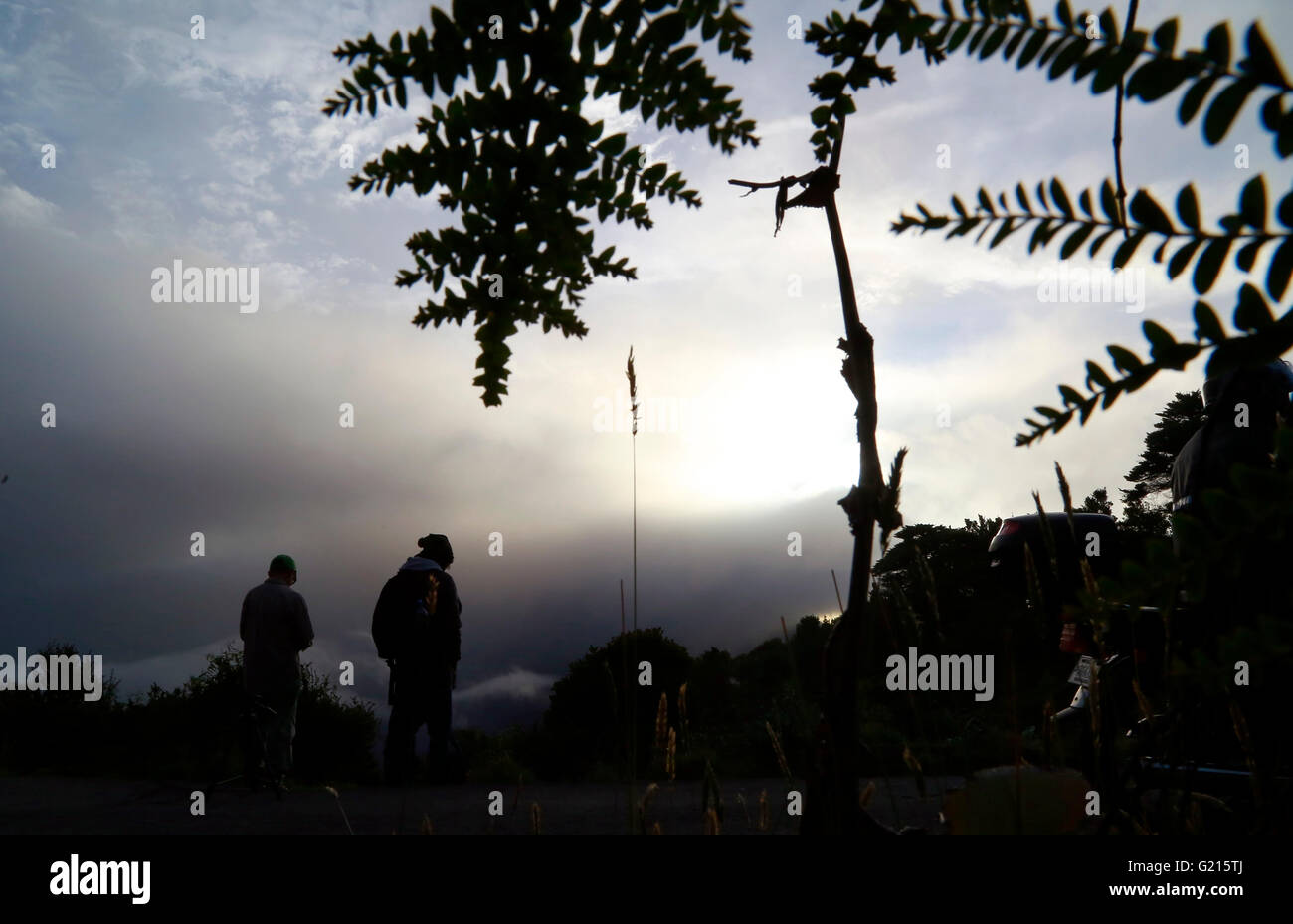 , Irazu Costa Rica. 21 mai, 2016. Deux homme regarde une colonne de cendres, émanant du cratère du Volcan Turrialba, depuis le haut du volcan Irazú, 65km au sud-est de San José, capitale du Costa Rica, le 21 mai 2016. Le Costa Rica Volcan Turrialba une fois de plus éclaté et gaz ash le vendredi à autour de 07:20 heure locale (13:20 GMT), le Costa Rica et la volcanologie Observatoire sismique (Ovsicori) dit. © Kent Gilbert/Xinhua/Alamy Live News Banque D'Images