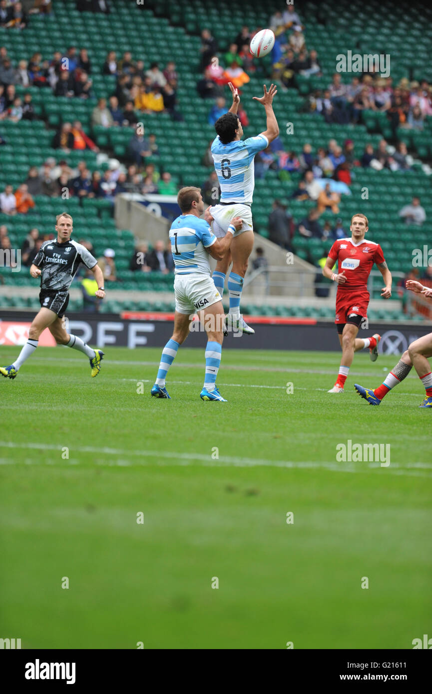 Londres, Royaume-Uni. 21 mai, 2016. Matías Moroni (ARG) d'être levé par Fernando Luna (ARG) d'attraper la balle après le coup d'en l'Argentine V match de poule la Russie, HSBC World Rugby Sevens Series, du Stade de Twickenham, London, UK. L'Argentine a gagné le match 22-12 assurer une place dans la finale knock out. Crédit : Michael Preston/Alamy Live News Banque D'Images