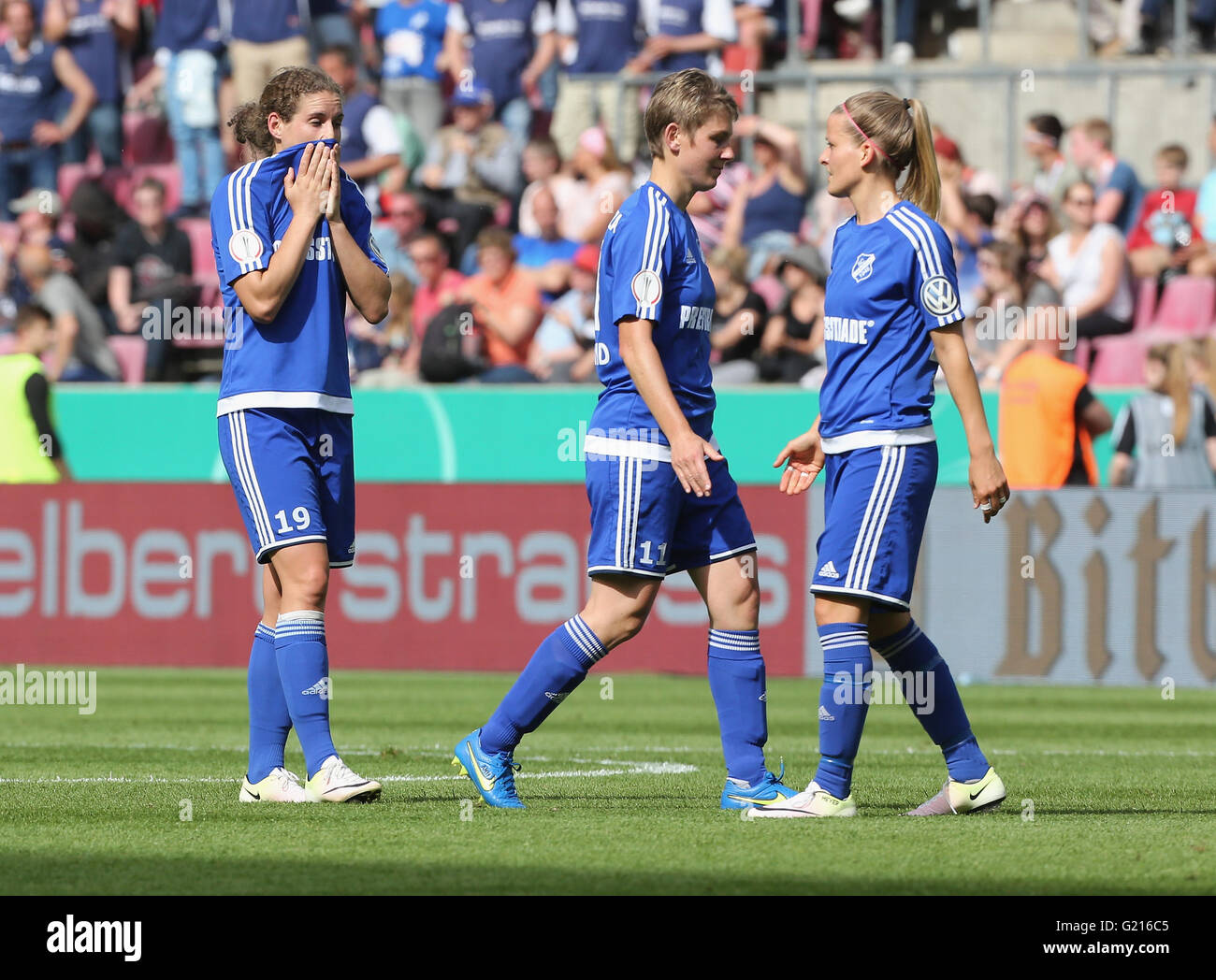 Cologne, Allemagne. 21 mai, 2016. Les femmes soccer cup final, 21.05.2016, Cologne, Allemagne, sable SC vs VFL Wolfsburg : LtoR. Nina Burger, Angela Migliazza et Isabelle Meyer après le match. Credit : Juergen Schwarz/Alamy Live News Banque D'Images