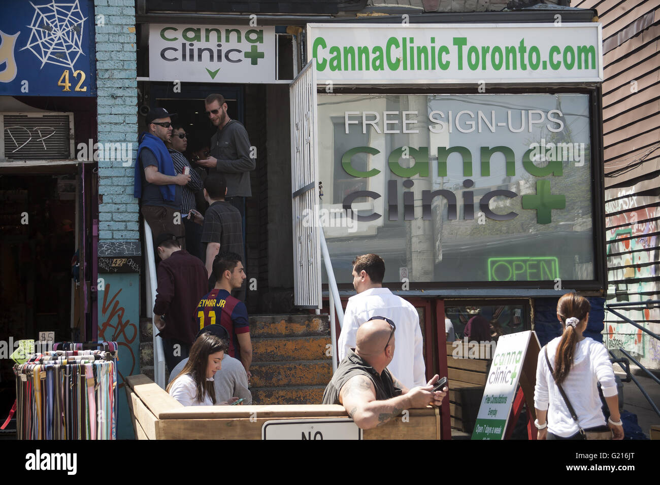 Toronto, Ontario, Canada. 21 mai, 2016. Les intervenants à faire en face d'un dispensaire de marijuana dans le centre-ville de Toronto. En 2015, le premier ministre du Canada, a annoncé que la possession de cannabis pour usage récréatif de drogues légalisées. Il y a plus d'une centaine de dispensaires comme celui-ci, à l'image de Toronto © João Luiz de Franco/ZUMA/Alamy Fil Live News Banque D'Images