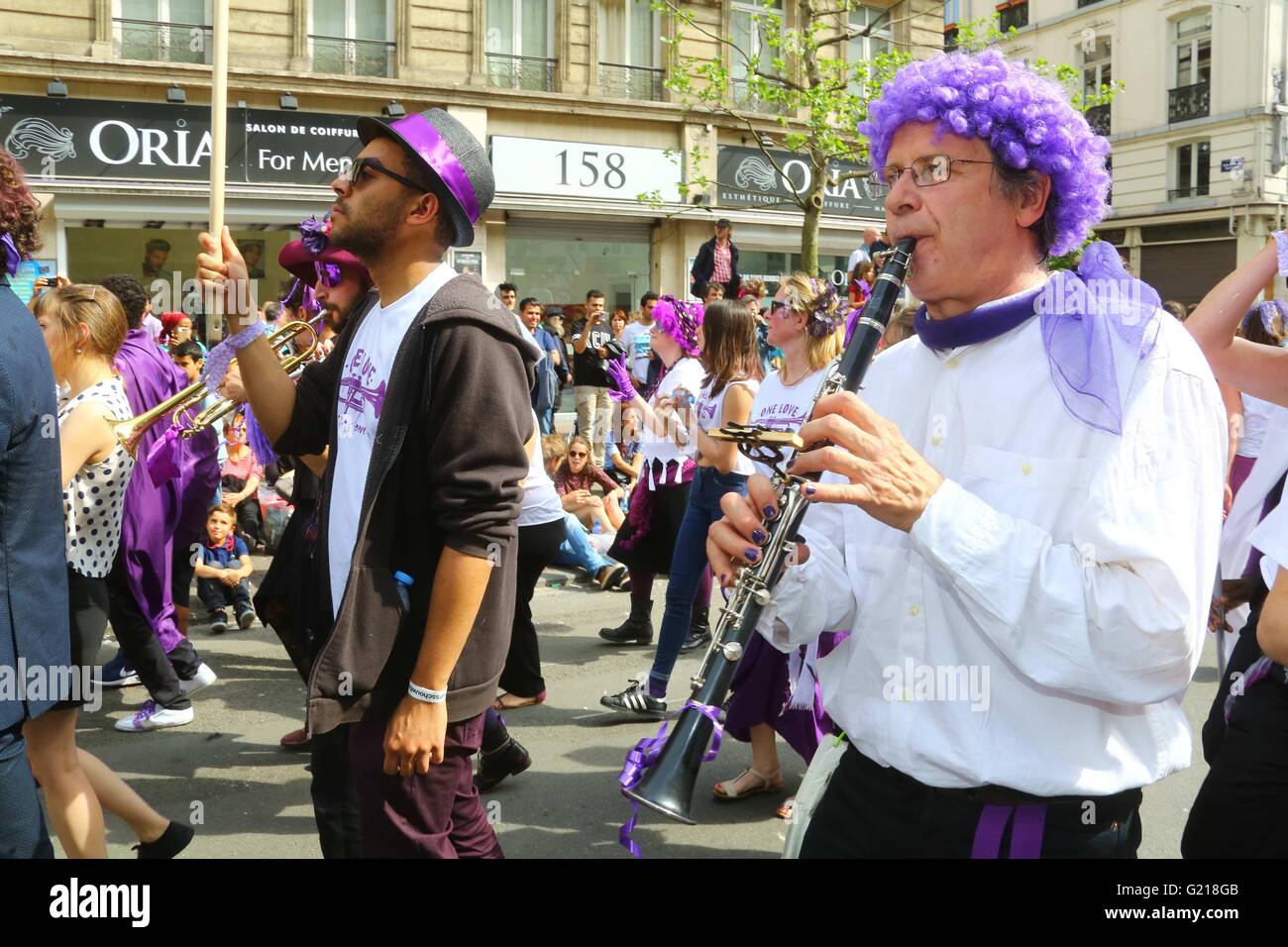 Bruxelles. 21 mai, 2016. Les artistes interprètes ou exécutants participent à la biyearly Zinneke Parade sous le thème "' Fragil à Bruxelles, capitale de la Belgique le 21 mai 2016. Credit : Gong Bing/Xinhua/Alamy Live News Banque D'Images