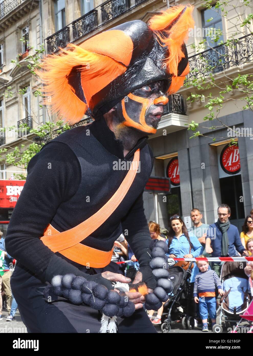 Bruxelles. 21 mai, 2016. Un artiste prend part à l'biyearly Zinneke Parade sous le thème "' Fragil à Bruxelles, capitale de la Belgique le 21 mai 2016. Credit : Gong Bing/Xinhua/Alamy Live News Banque D'Images