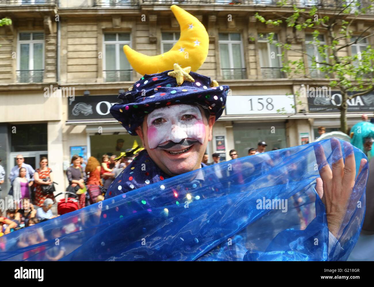 Bruxelles. 21 mai, 2016. Un artiste prend part à l'biyearly Zinneke Parade sous le thème "' Fragil à Bruxelles, capitale de la Belgique le 21 mai 2016. Credit : Gong Bing/Xinhua/Alamy Live News Banque D'Images