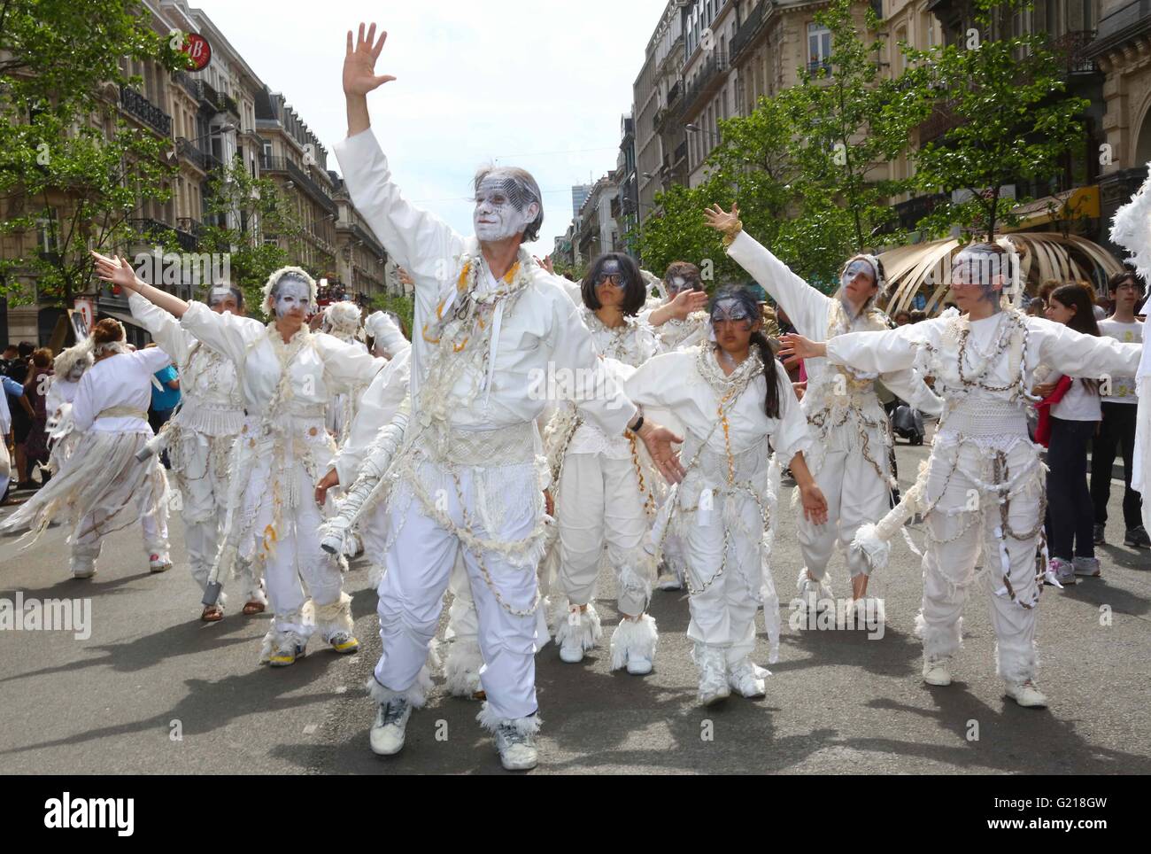 Bruxelles. 21 mai, 2016. Les artistes interprètes ou exécutants participent à la biyearly Zinneke Parade sous le thème "' Fragil à Bruxelles, capitale de la Belgique le 21 mai 2016. Credit : Gong Bing/Xinhua/Alamy Live News Banque D'Images