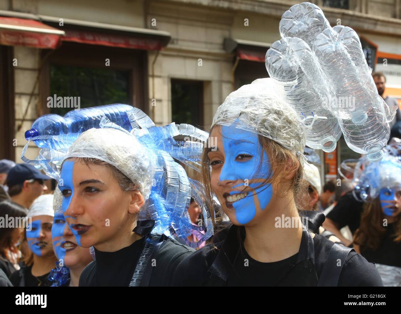 Bruxelles. 21 mai, 2016. Les artistes interprètes ou exécutants participent à la biyearly Zinneke Parade sous le thème "' Fragil à Bruxelles, capitale de la Belgique le 21 mai 2016. Credit : Gong Bing/Xinhua/Alamy Live News Banque D'Images