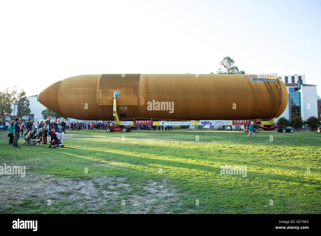 Los Angeles, USA. 21 mai, 2016. La navette spatiale Endeavour et du réservoir de carburant externe94 a terminé son voyage aujourd'hui à partir de l'usine d'assemblage de la nasa michoud en Louisiane pour le california science center à exposition park à Los Angeles, Californie, USA. crédit : Sheri determan / alamy live news Banque D'Images