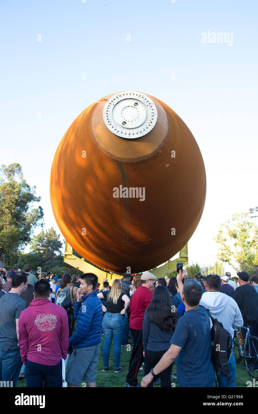 Los Angeles, USA. 21 mai, 2016. Les foules se rassemblent autour de la navette spatiale Endeavour le réservoir de carburant externe et94 qui a terminé son voyage aujourd'hui à partir de l'usine d'assemblage de la nasa michoud en Louisiane pour le california science center à exposition park à Los Angeles, Californie, USA. crédit : Sheri determan / alamy live news Banque D'Images