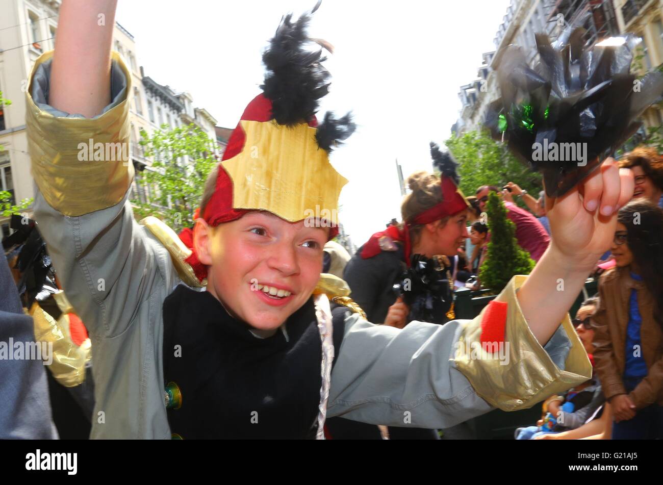 Bruxelles. 21 mai, 2016. Un artiste prend part à l'biyearly Zinneke Parade sous le thème "' Fragil à Bruxelles, capitale de la Belgique le 21 mai 2016. © Gong Bing/Xinhua/Alamy Live News Banque D'Images