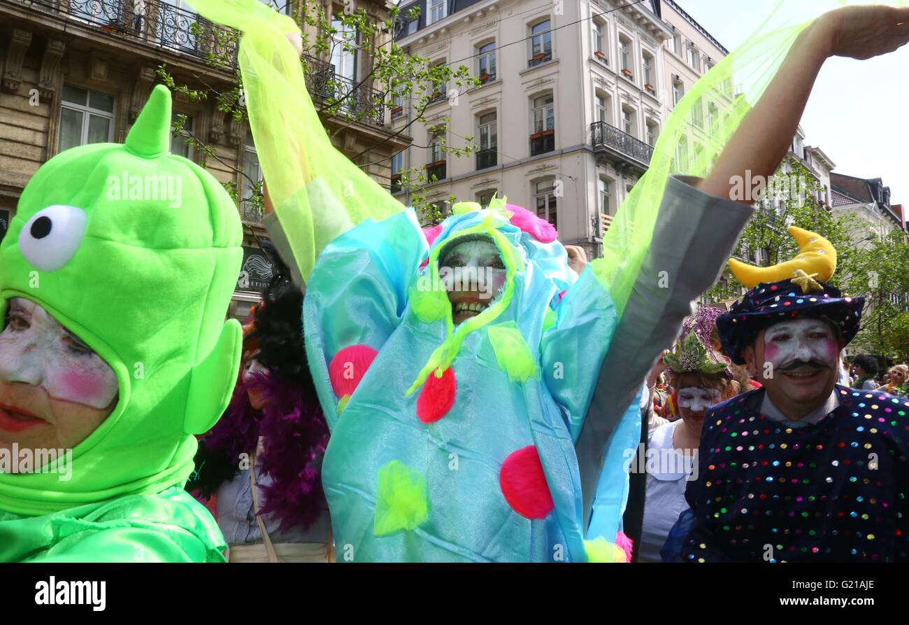 Bruxelles. 21 mai, 2016. Les artistes interprètes ou exécutants participent à la biyearly Zinneke Parade sous le thème "' Fragil à Bruxelles, capitale de la Belgique le 21 mai 2016. © Gong Bing/Xinhua/Alamy Live News Banque D'Images