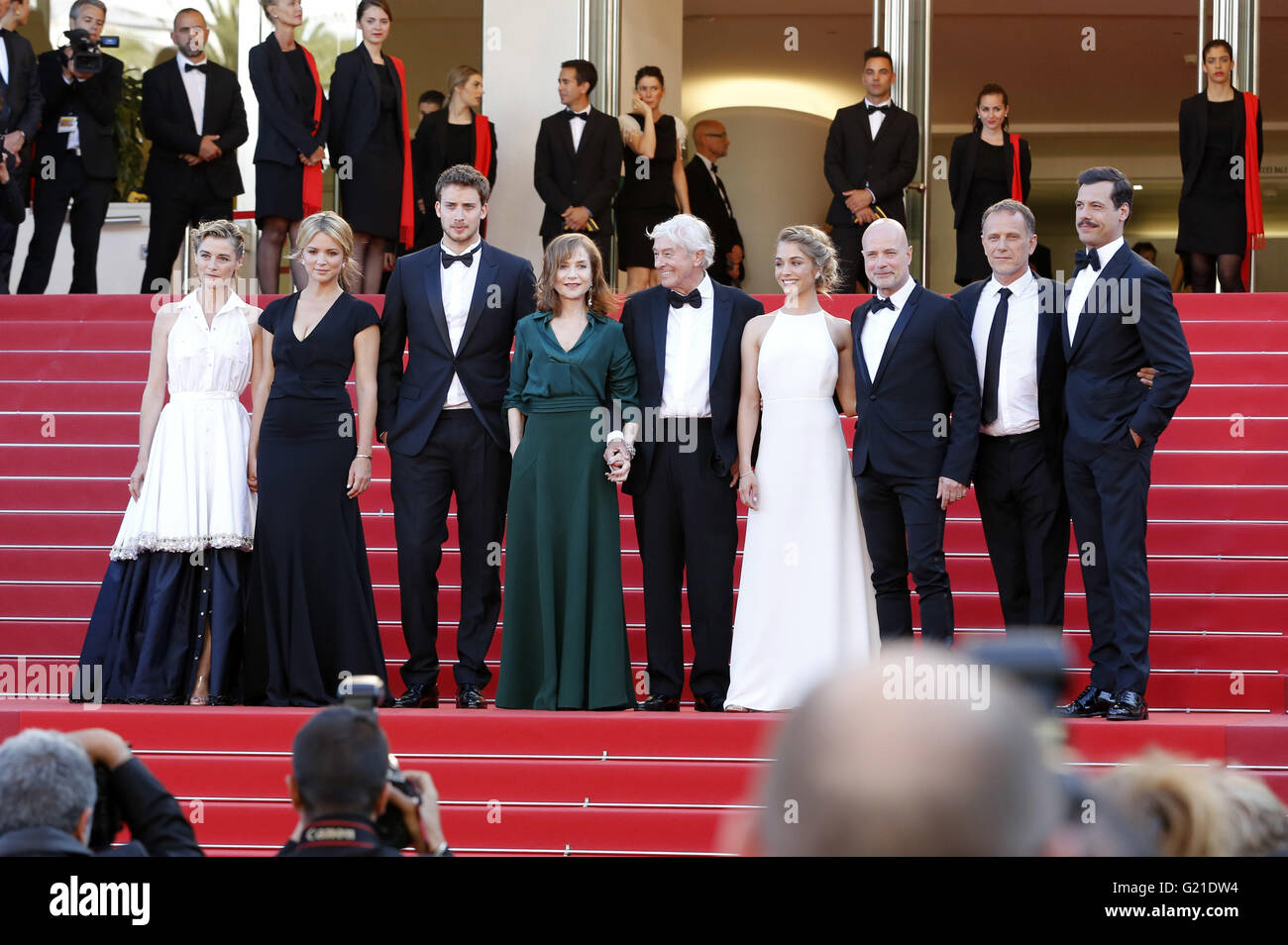 Acteurs Anne Consigny, Virginie Efira, Jonas Bloquet, Isabelle Huppert, directeur Paul Verhoeven, acteurs Alice Isaaz, Christian Berkel, Charles Berling et Laurent Lafitte participant à la 'Elle' premiere pendant le 69e Festival du Film de Cannes au Palais des Festivals de Cannes le 21 mai 2016 dans le monde d'utilisation | Banque D'Images