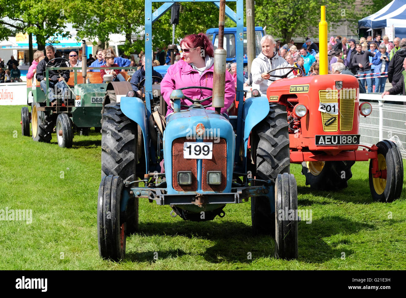 Royal Welsh Festival du printemps, mai 2016 - L'exposition comportait un défilé de voitures et de tracteurs d'époque autour de l'écran principal. Banque D'Images