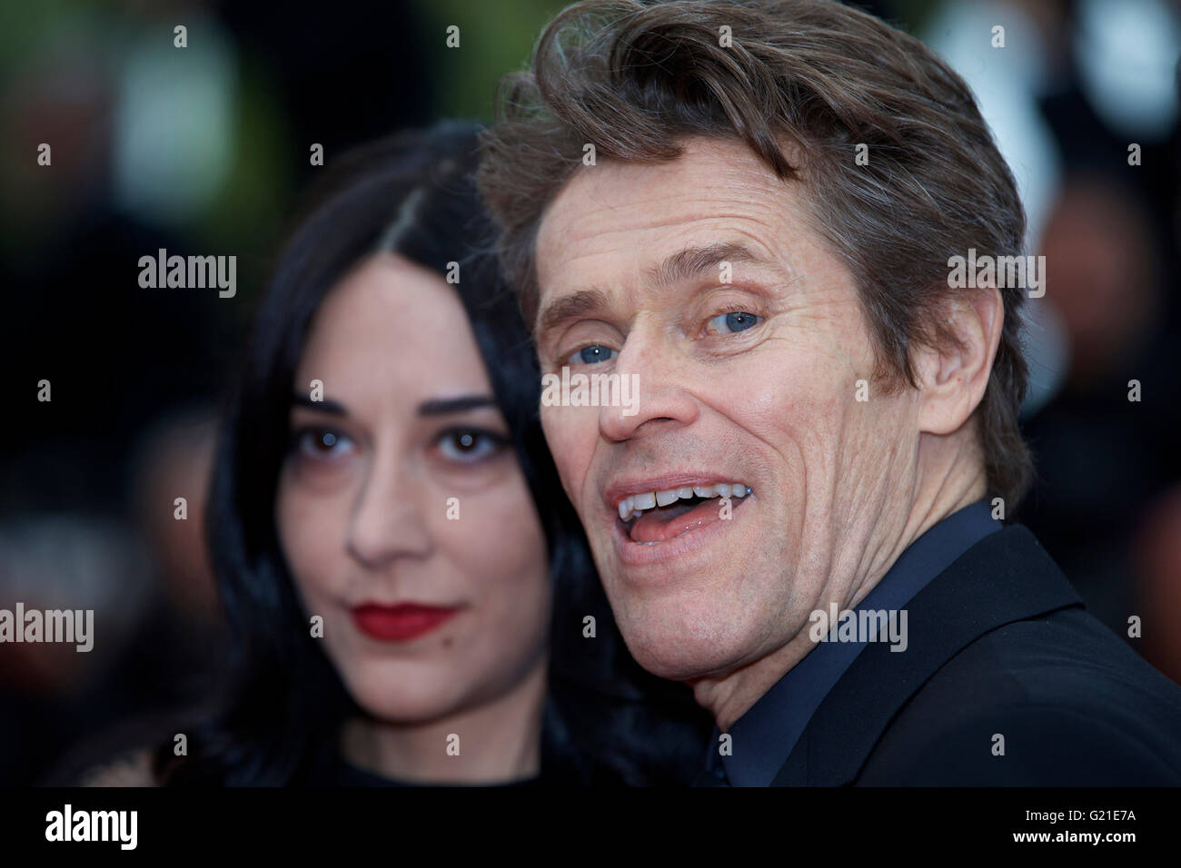 Cannes, France. 22 mai, 2016. Acteur Willem Dafoe(R) pose sur le tapis rouge, comme il arrive à la cérémonie de clôture du 69ème Festival du Film de Cannes, France, le 22 mai 2016. © Jin Yu/Xinhua/Alamy Live News Banque D'Images