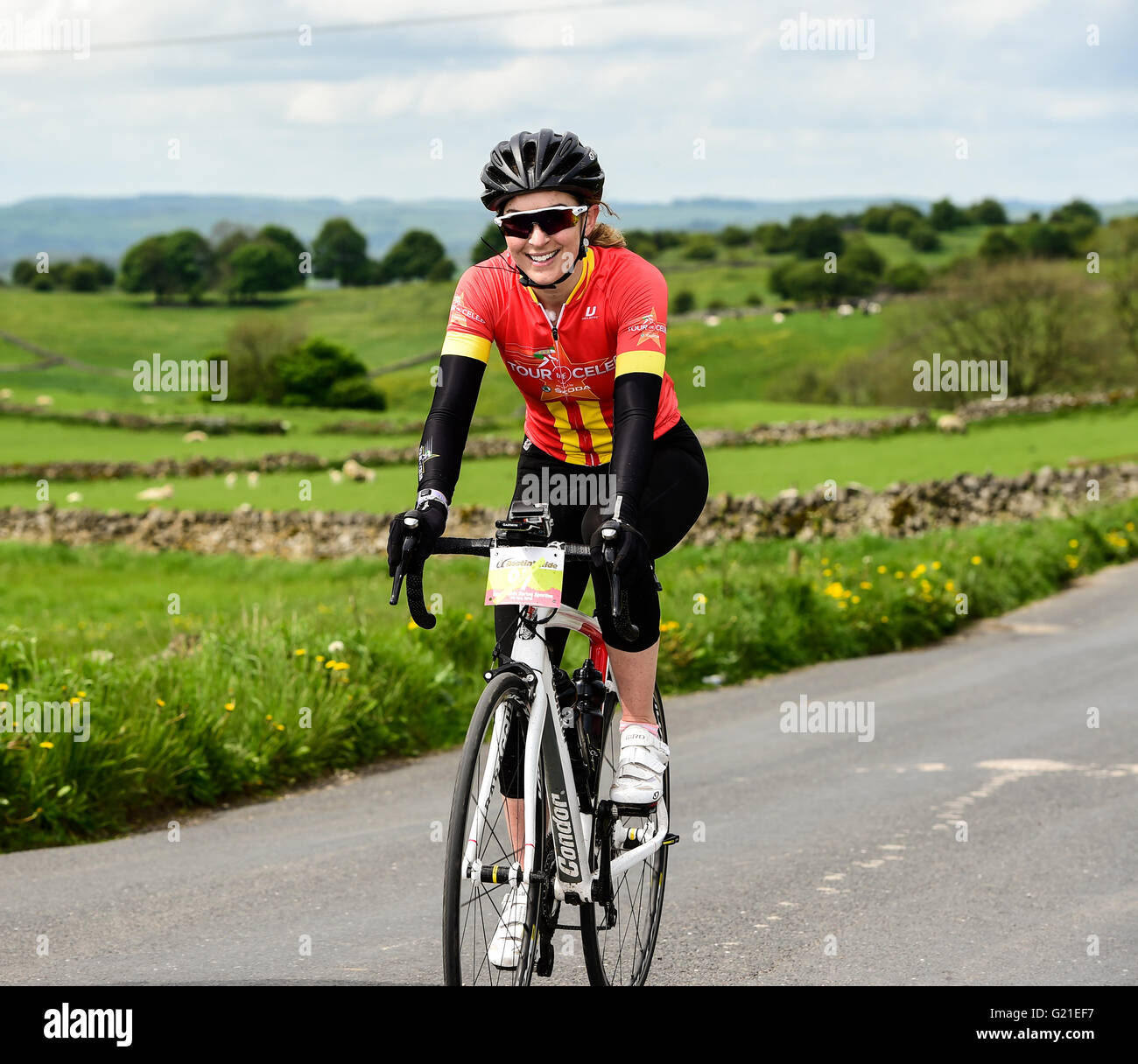 Peak District, Derbyshire, Royaume-Uni. 22 mai, 2016. Qui a remporté la médaille d'or Skeleton racer Amy Williams chevauche la Bostin Cycle pics sportive avec les autres membres de l'équipe en tant que préparation pour le canal 5, nouveau spectacle Tour de Celebs où huit célébrités prendre sur un cycle de style Tour de France défi, le spectacle est en raison de l'air en juillet. Peak District, Derbyshire, Royaume-Uni 22 Mai 2016. Crédit : Steve Tucker/Alamy Live News Banque D'Images