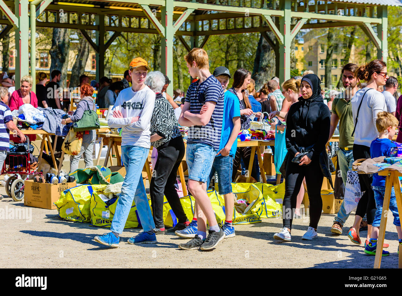 Ronneby, Suède - mai 8, 2016 : des personnes réelles dans la vie quotidienne. L'hebdomadaire marché aux puces de Brunnsparken. Beaucoup de gens se rassemblent pour bu Banque D'Images