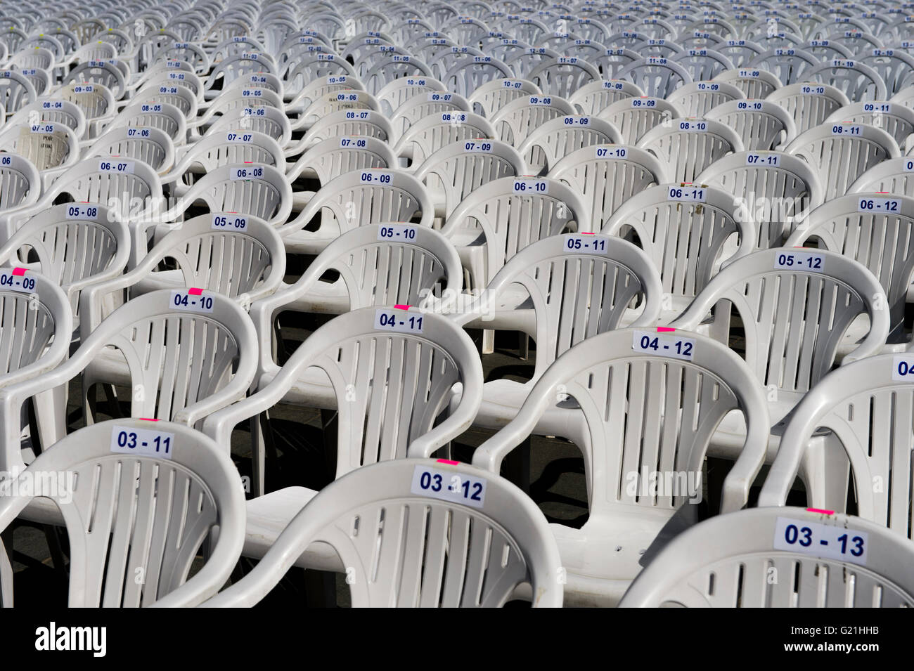 Des chaises en plastique blanc, Ulaanbaatar, Mongolie Banque D'Images