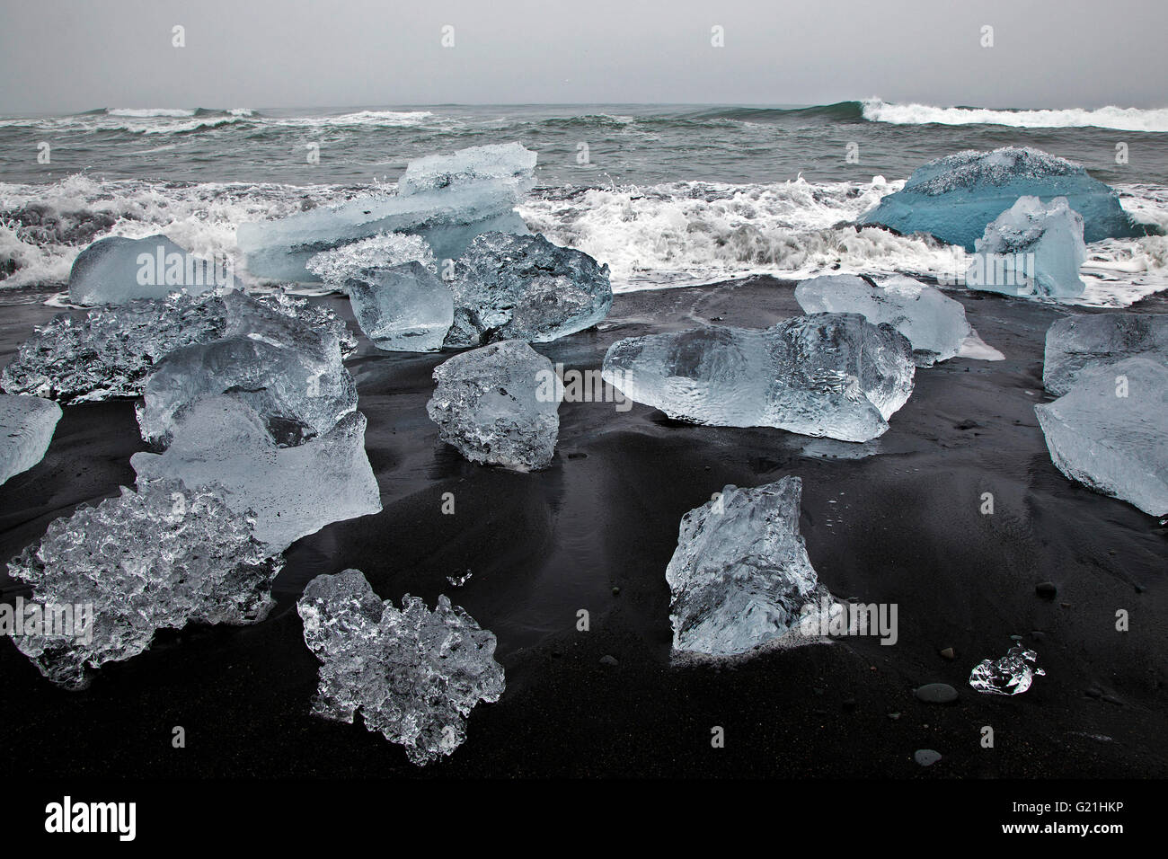 Des morceaux de glace flottante, à la plage de lave près de Jökulsarlon, Islande Banque D'Images