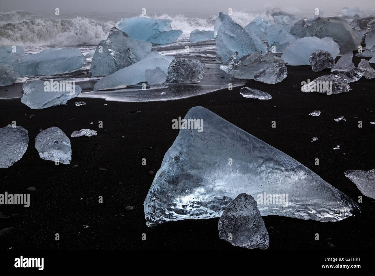 Des morceaux de glace flottante, à la plage de lave près de Jökulsarlon, Islande Banque D'Images