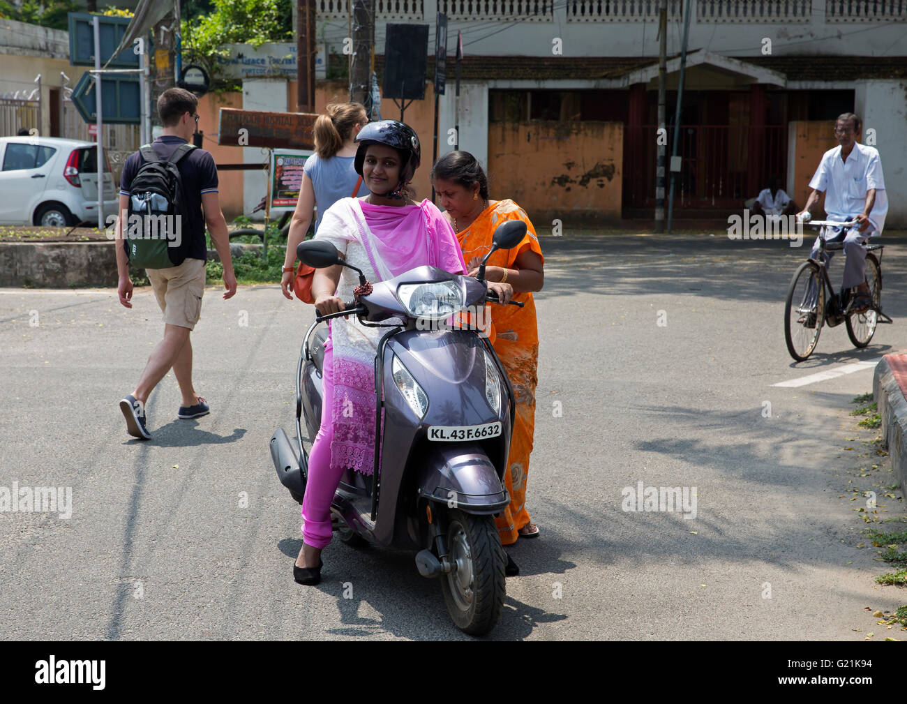 Deux femmes sur un scooter à Cochin Inde Banque D'Images