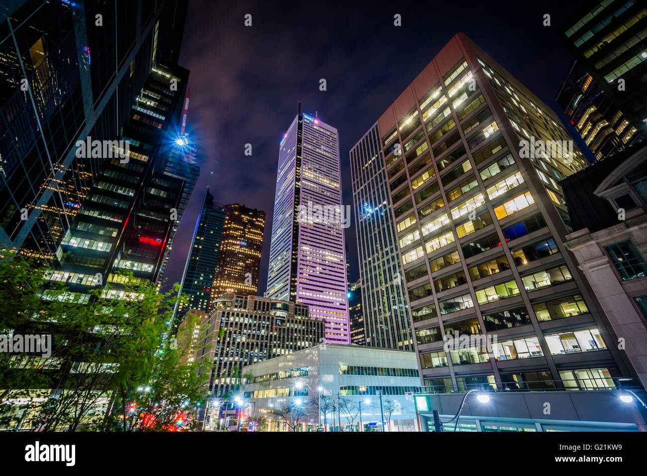 Les gratte-ciel modernes de nuit, dans le centre-ville de Toronto, Ontario. Banque D'Images