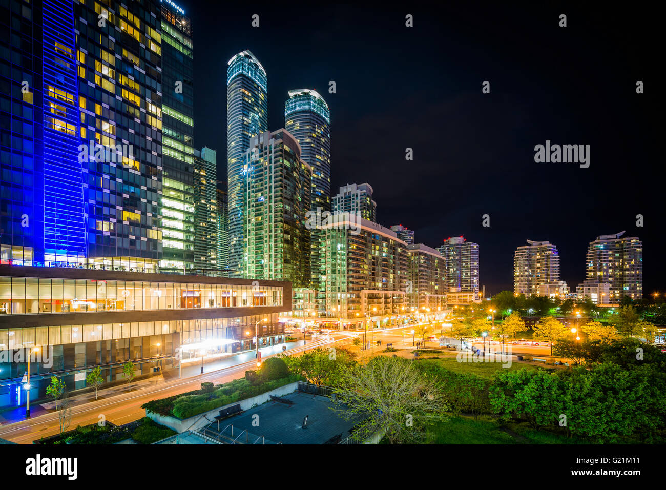 Vue sur les gratte-ciel modernes de nuit au centre-ville de Toronto, Ontario. Banque D'Images