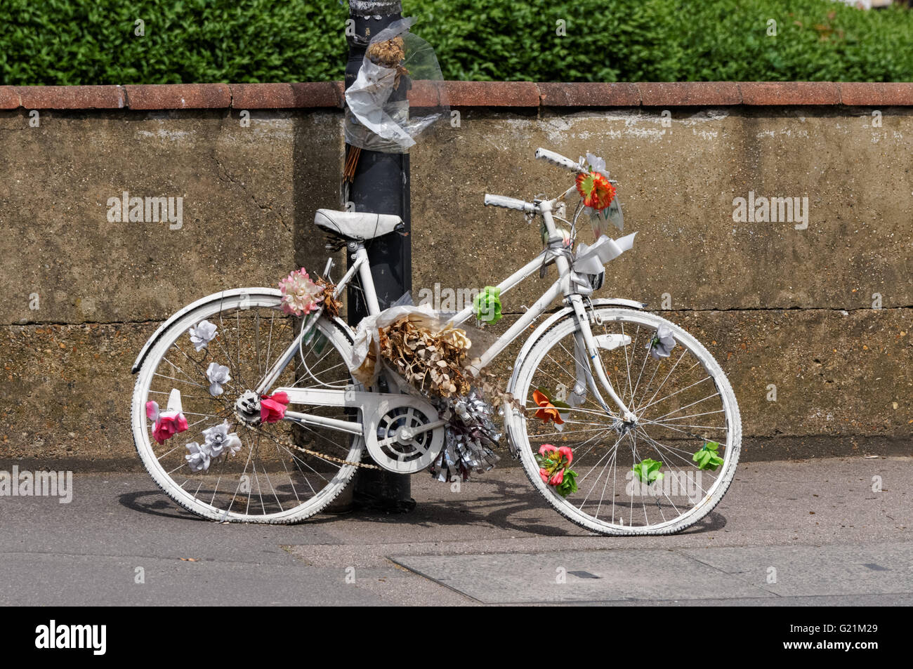 Peint blanc vélo ghost mémorial à tué un cycliste, Londres Angleterre Royaume-Uni UK Banque D'Images