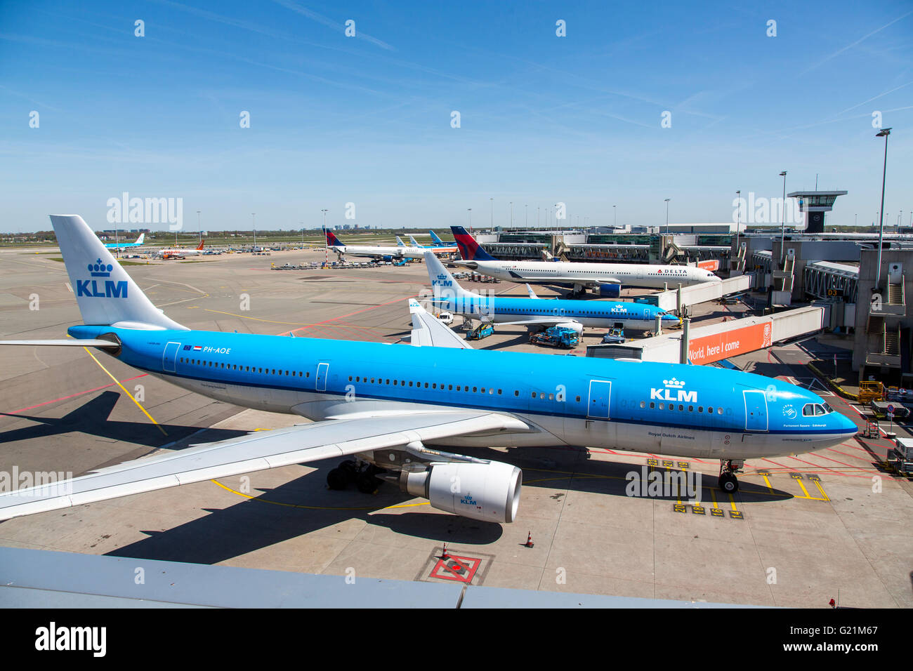 L'aéroport international d'Amsterdam Schiphol, avions, aux portes, aérogare, la voie de circulation, au décollage, internatinal airlines Banque D'Images