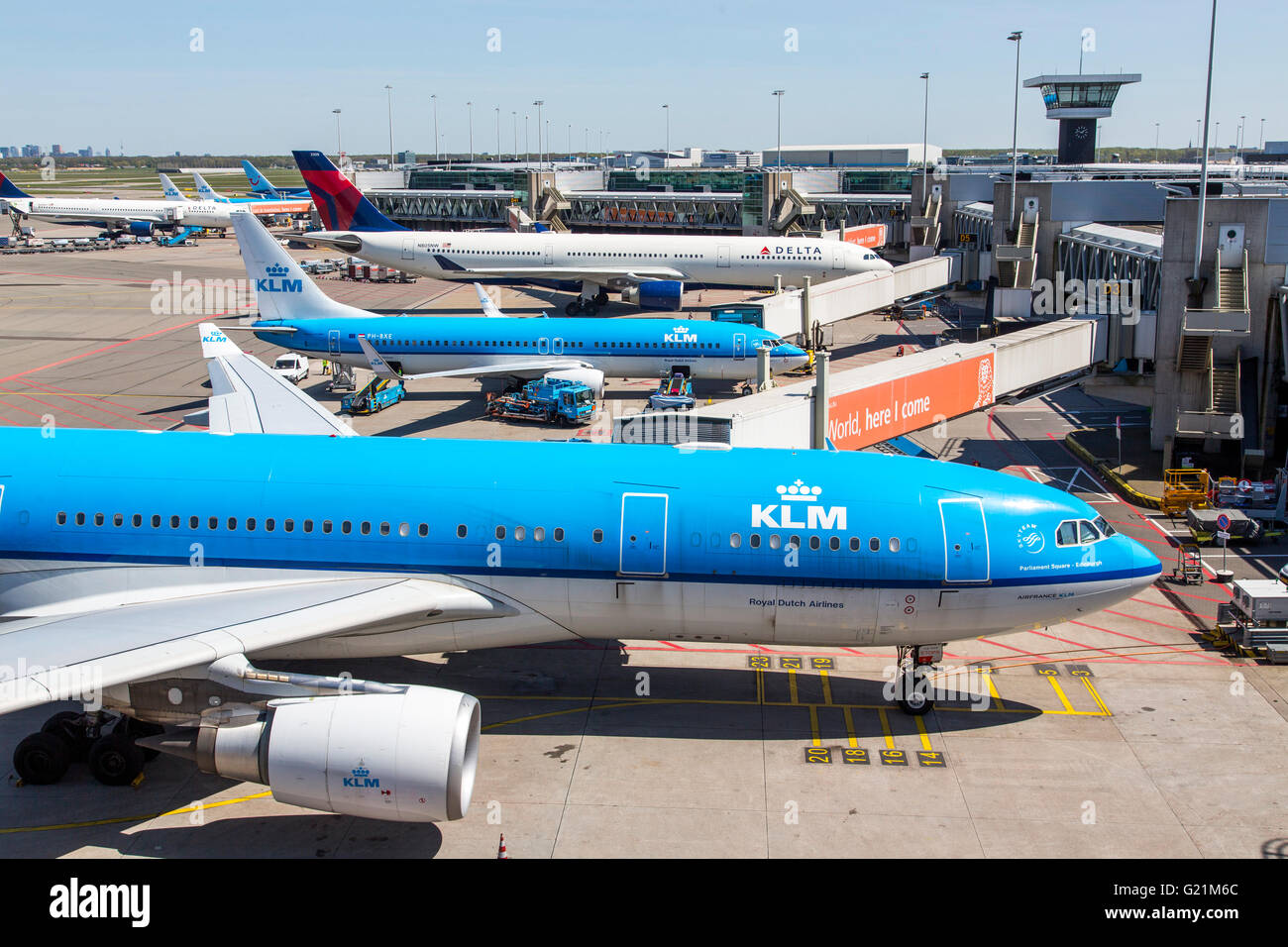 L'aéroport international d'Amsterdam Schiphol, avions, aux portes, aérogare, la voie de circulation, au décollage, internatinal airlines Banque D'Images
