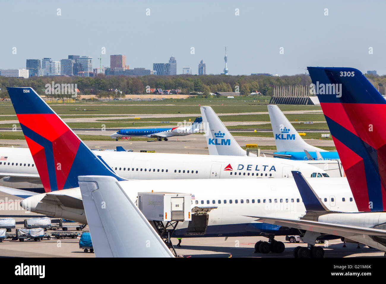 L'aéroport international d'Amsterdam Schiphol, avions, aux portes, aérogare, la voie de circulation, au décollage, internatinal airlines Banque D'Images