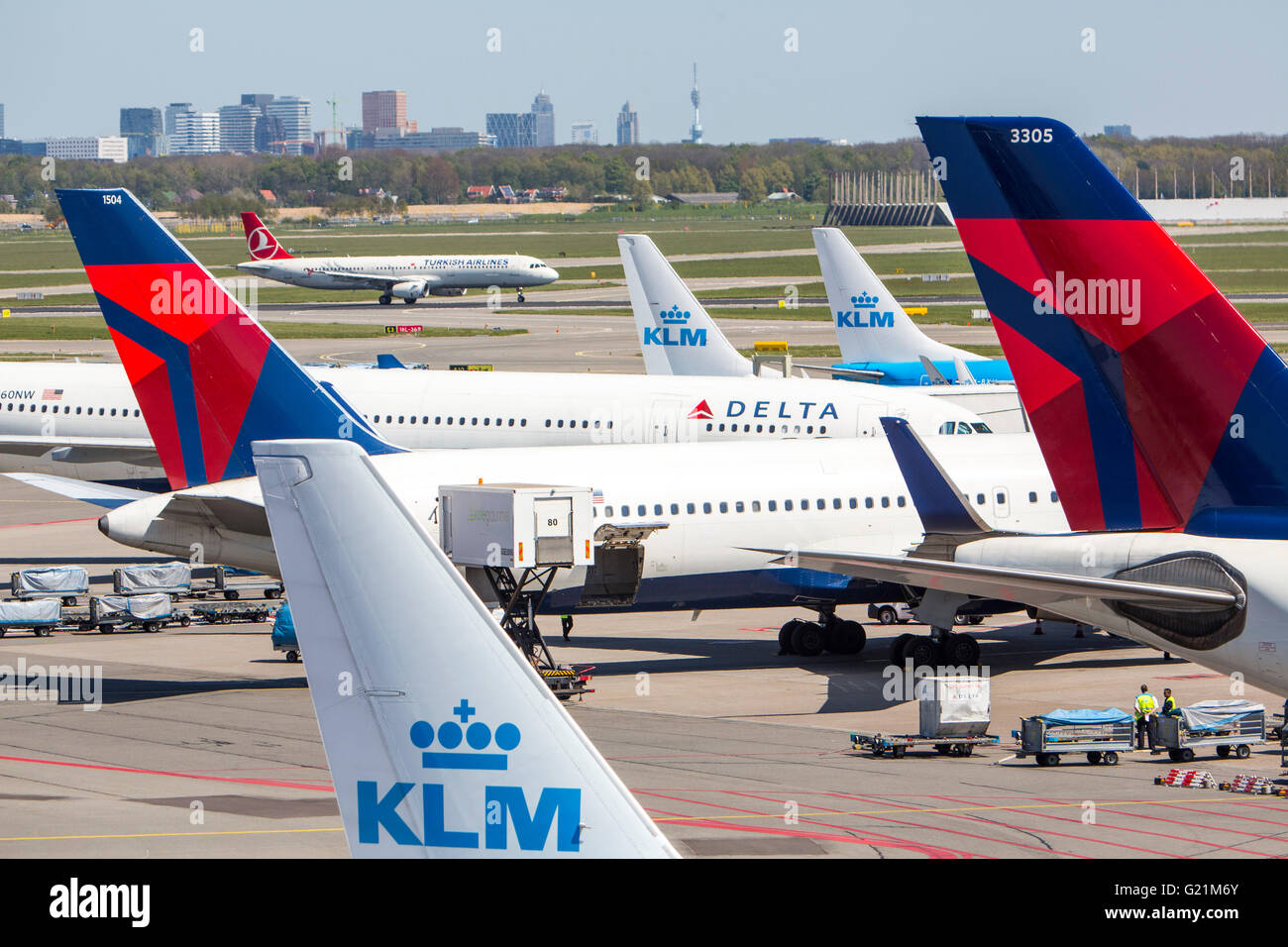 L'aéroport international d'Amsterdam Schiphol, avions, aux portes, aérogare, la voie de circulation, au décollage, internatinal airlines Banque D'Images