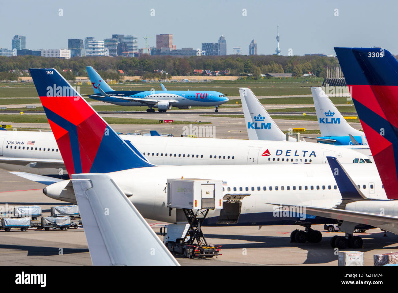 L'aéroport international d'Amsterdam Schiphol, avions, aux portes, aérogare, la voie de circulation, au décollage, internatinal airlines Banque D'Images